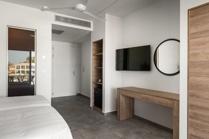 Room 33 of 266