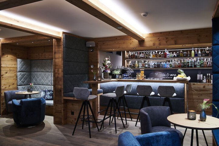 Lounge 86 of 104