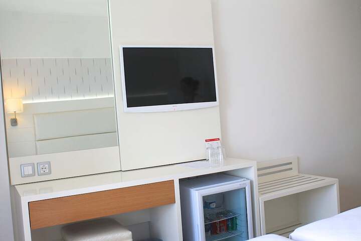 Room 4 of 68