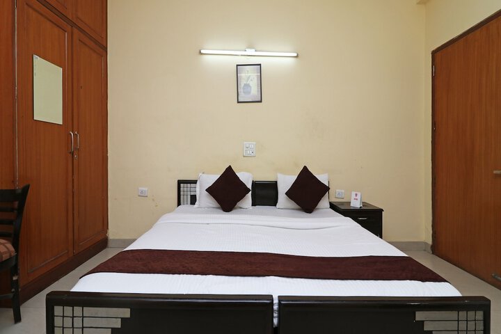 Room 8 of 12