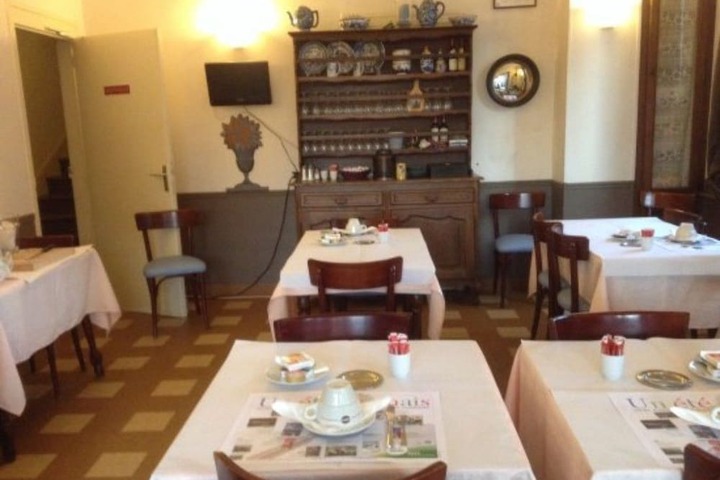 Dining 7 of 12