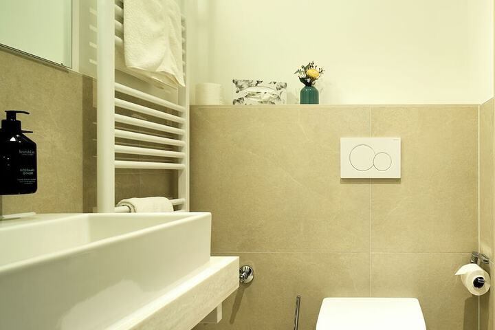 Room 45 of 102
