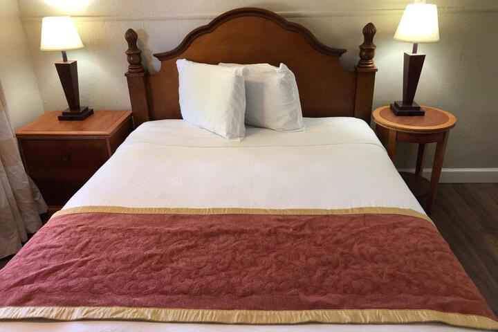 Standard Queen Bed Kitchenette (1 of 11)