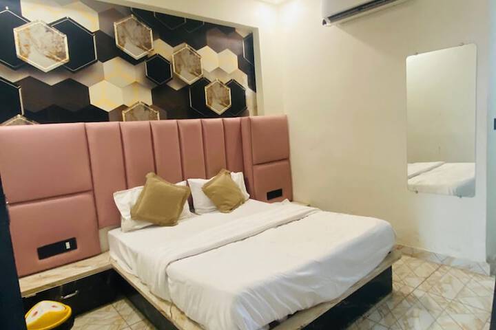 Room 9 of 19