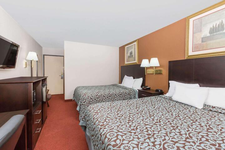 1 Queen Bed (13 of 17)