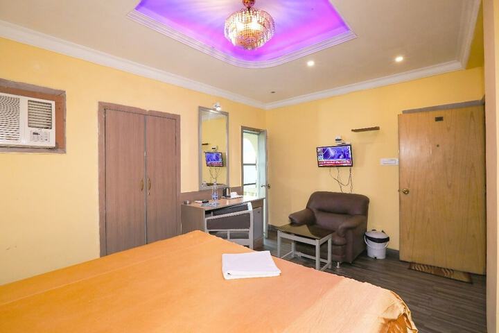 Room 9 of 14