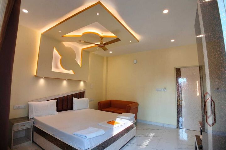 Room 7 of 11