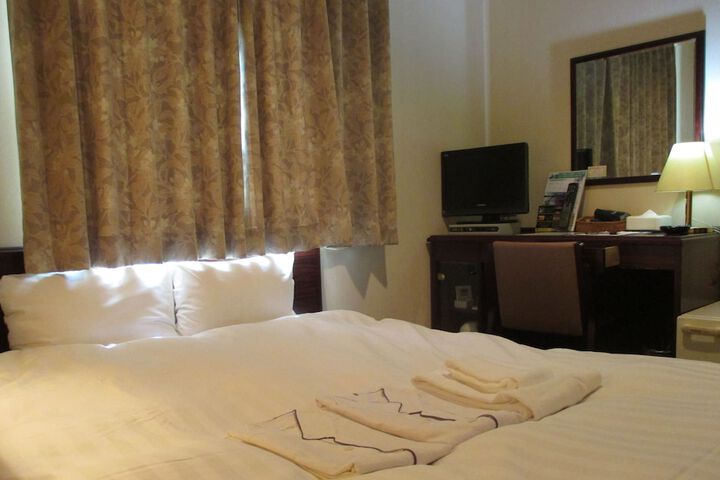 Room 12 of 33
