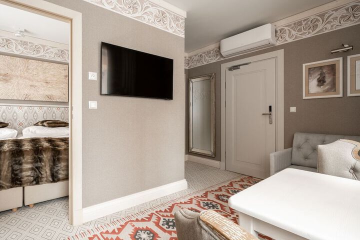 Room 8 of 28