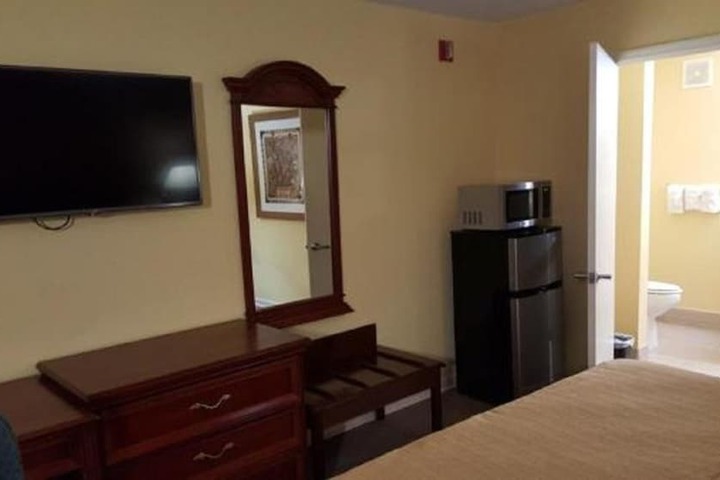 Standard King Bed Accessible (10 of 15)