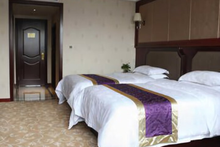 Room 5 of 8