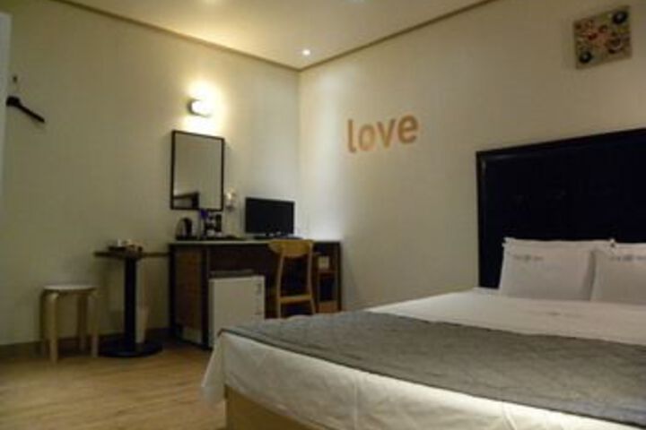 Room 32 of 53