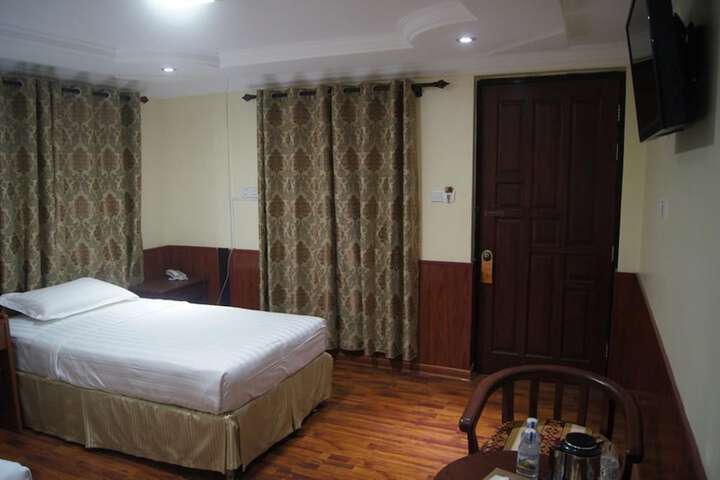 Room 9 of 32