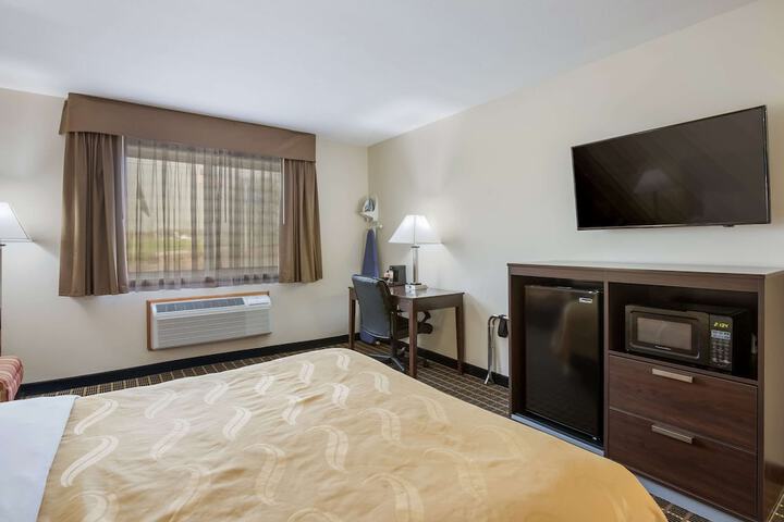 1 Queen Bed (10 of 15)