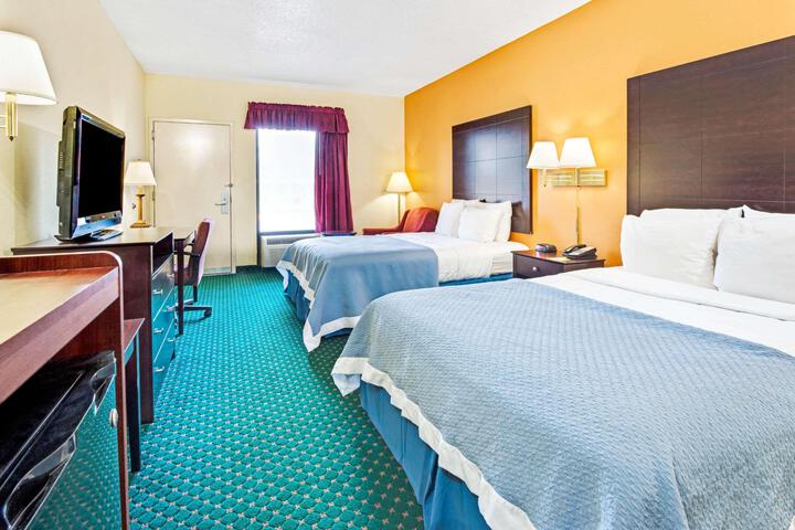 1 Queen Bed (6 of 10)