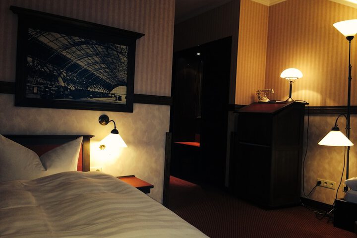 Room 3 of 90