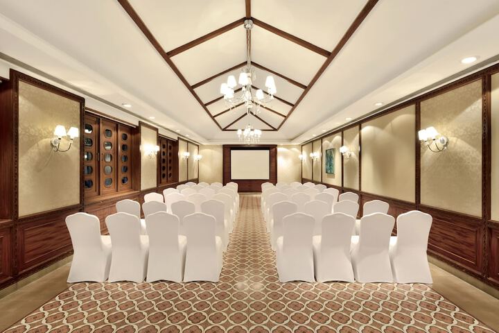 Ballroom/Hall 151 of 184