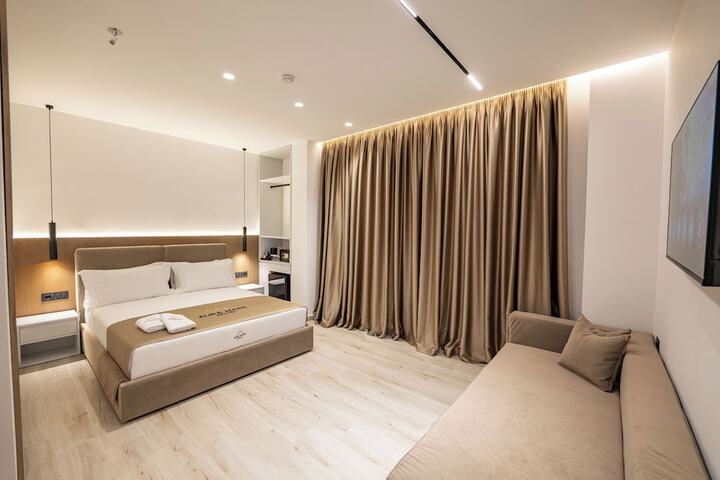 Room 6 of 244