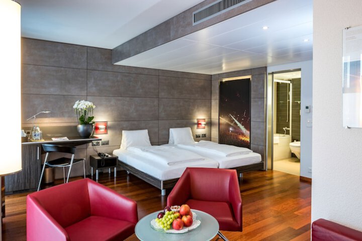 Room 7 of 40