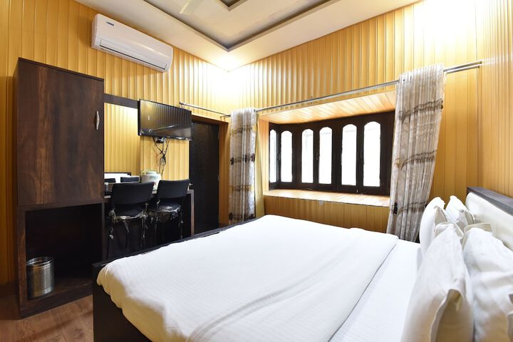 Room 10 of 17
