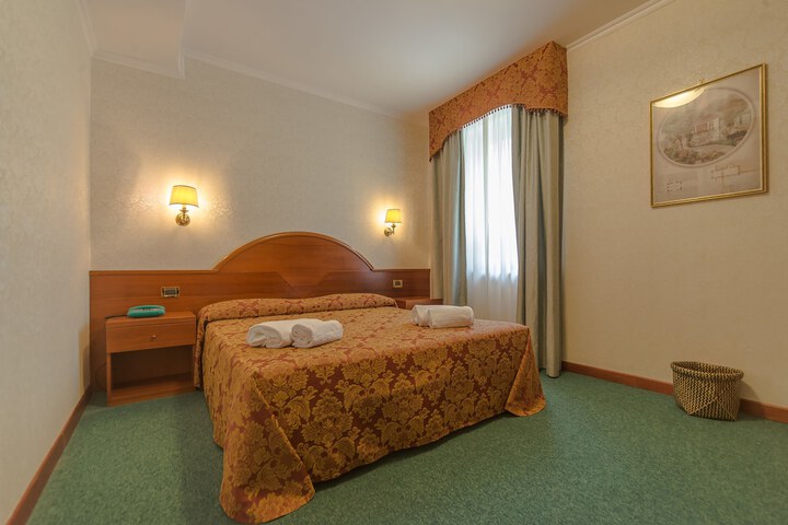 Room 13 of 37