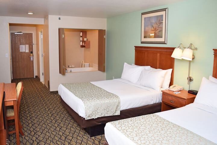 2 Queen Beds Jacuzzi (10 of 16)