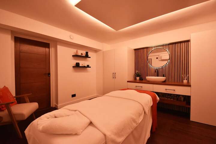 Room 27 of 61