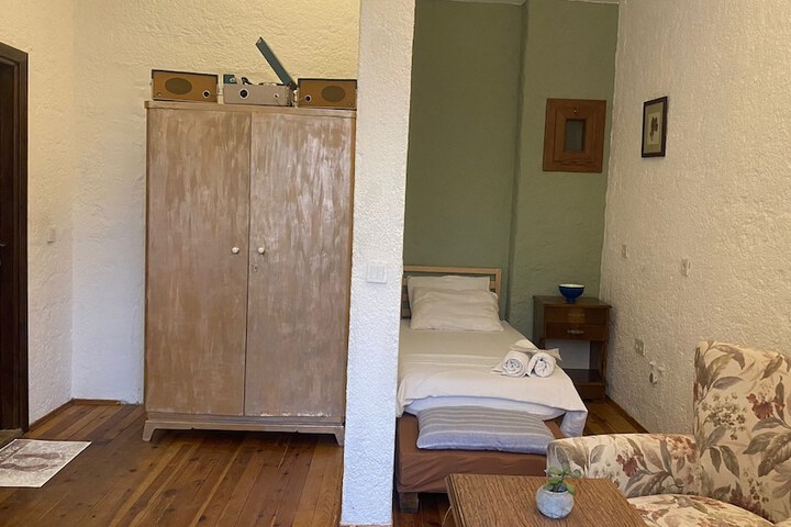 Room 13 of 27