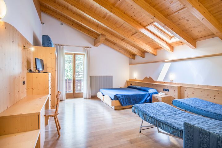 Room 4 of 15