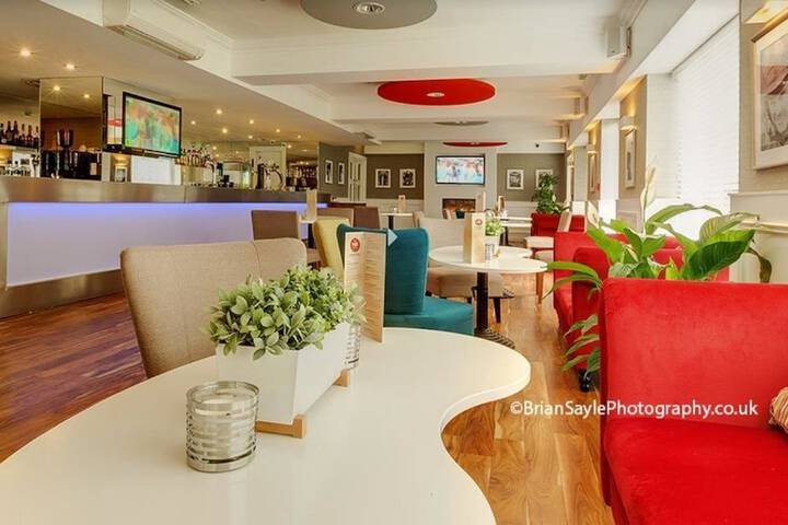 Lounge 21 of 27