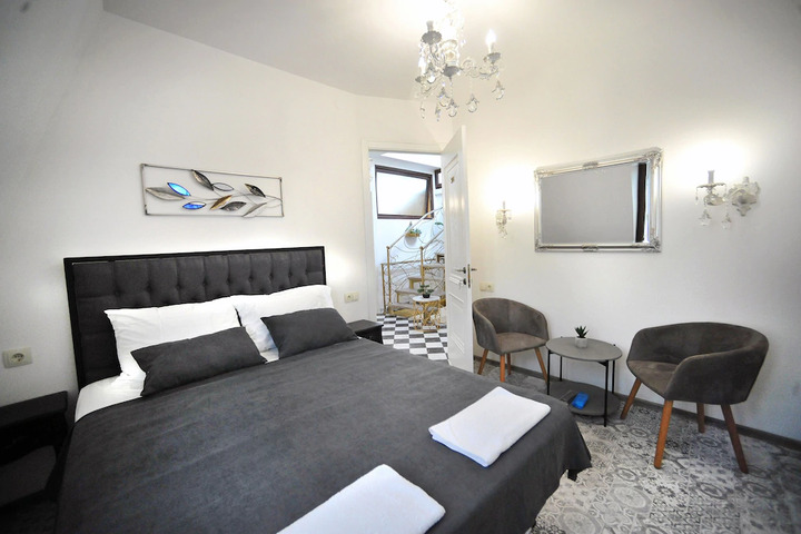 Room 4 of 10