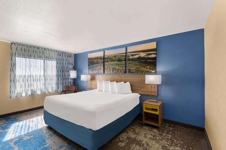 1 Queen Bed (3 of 29)