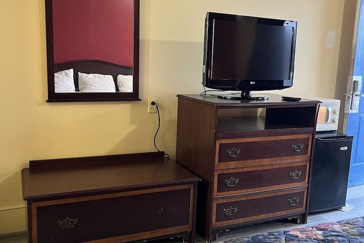 1 King Bed (2 of 12)