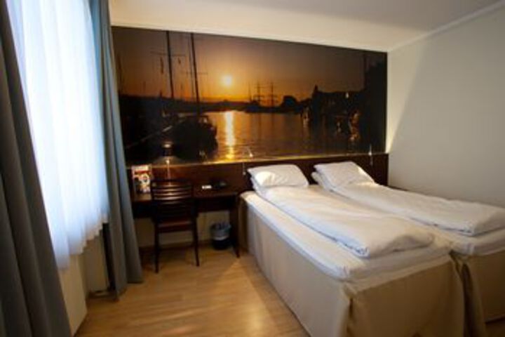 Room 33 of 79