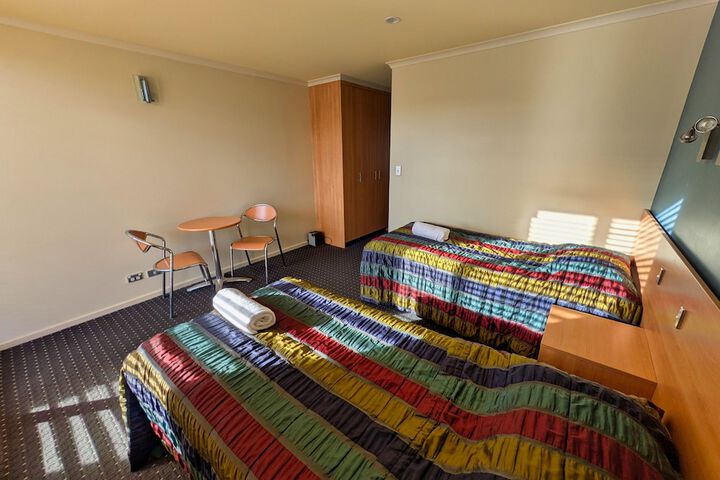 Room 6 of 32
