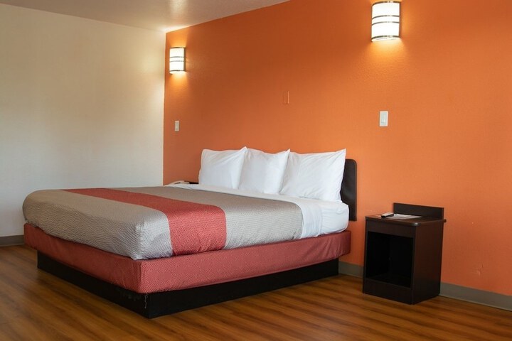 Deluxe Room 1 Double Bed Refrigerator, Microwave (4 of 8)