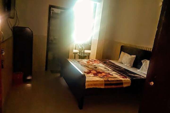 Room 8 of 9