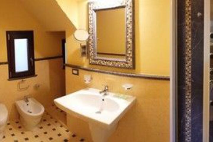 Room 2 of 5