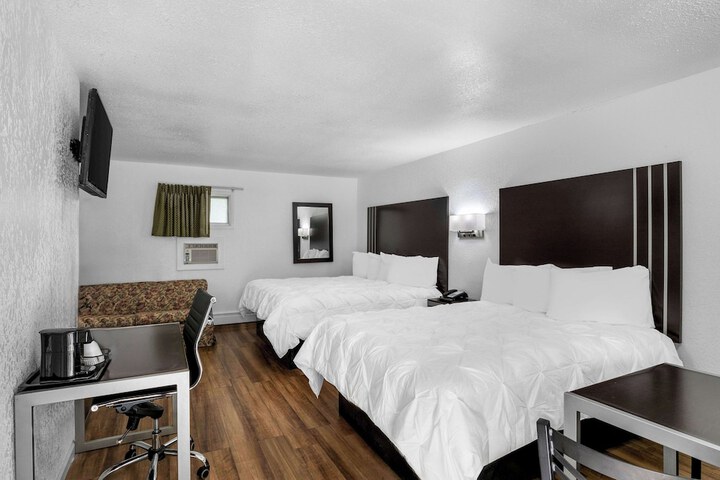 1 King Bed Queen Bed (6 of 9)