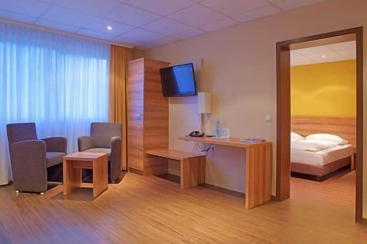 Room 12 of 38