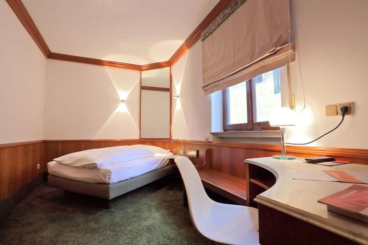 Room 8 of 50