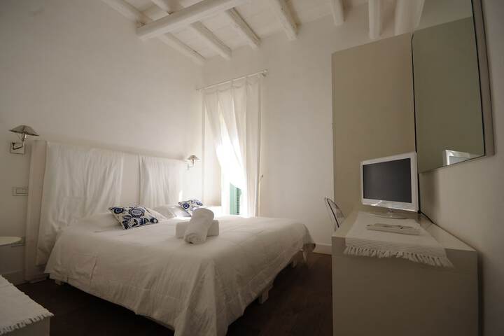 Room 2 of 68