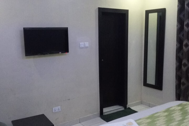 Room 4 of 8
