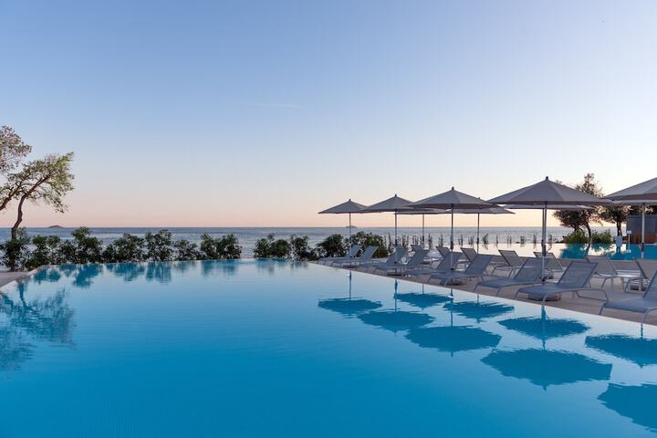 Hotel Pool