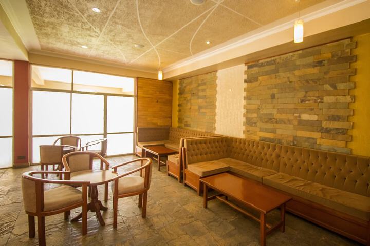 Lounge 42 of 46