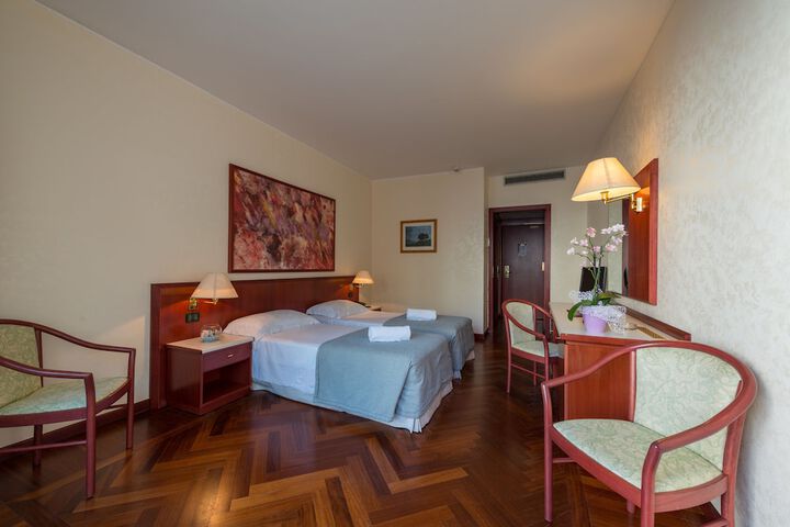 Room 9 of 72