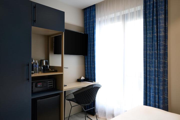 Room 6 of 42