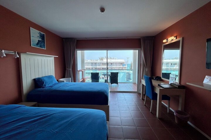 Room 25 of 104