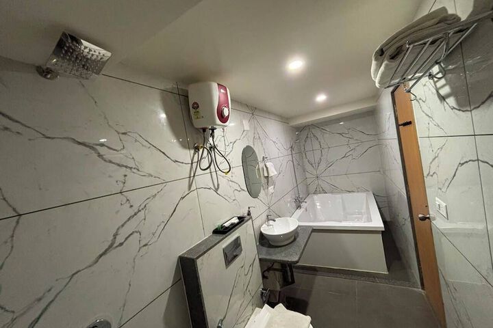 Room 102 of 121