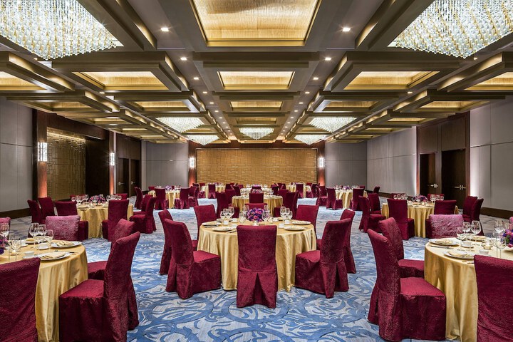 Ballroom/Hall 78 of 110